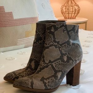 Carlos Santana faux snack skin boot.
